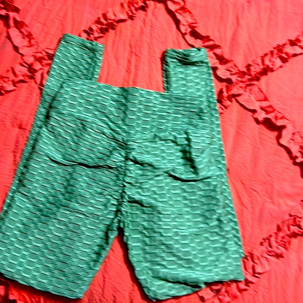 NWOT Green Scrunch Butt Leggings